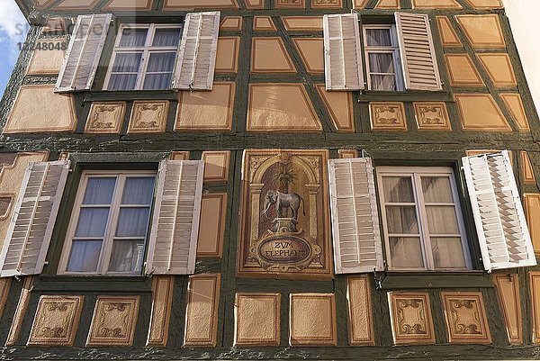 Fassade des Hotels Zum Elefant  historisches Fachwerkhaus aus dem 15. Jahrhundert  Ribeauvillé  Elsass  Frankreich  Europa