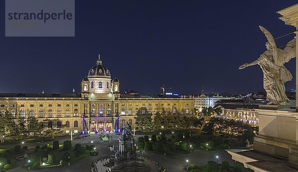 Blick vom Dach des Naturhistorischen Museums auf das neue Museumsquartier bei Nacht  Wien  Österreich  Europa