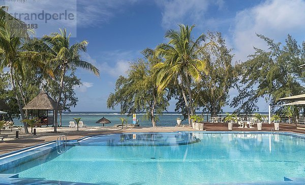 Palmen am Pool des Cotton Bay Resort & Spa mit Blick auf das Meer  Pointe Cotton  Insel Rodrigues  Mauritius  Afrika