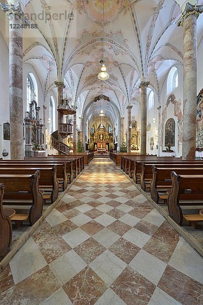 Innenansicht  Kirchenschiff  Franziskanerkloster  Schwaz  Tirol  Österreich  Europa