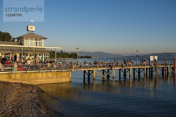 Menschen am Steg  Schiffsanlegestelle Kressbronn  Bodensee  Baden-Württemberg  Deutschland  Europa