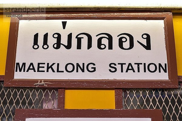 Schild Maeklong Railway Station  Bangkok  Thailand  Asien