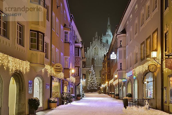 Franz-Josef-Straße und Pfarrkirche im Winter  Schwaz  Tirol  Österreich  Europa