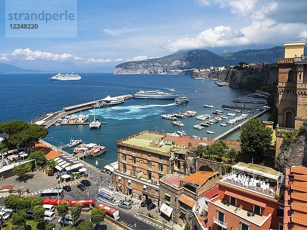Ferienanlage Bleu Village und Hafen Marina Piccola  Sorrento  Sorrentinische Halbinsel  Amalfiküste  Italien  Europa