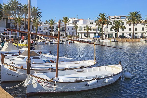 Hafen mit Booten  Fornells  Menorca  Balearische Inseln  Spanien  Europa