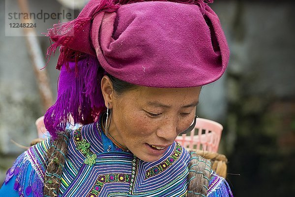 Frau in traditioneller Kleidung der Flower Hmong  Sonntagsmarkt  Bac Ha  Nordvietnam  Vietnam  Asien