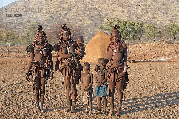 Himba-Frauen und -Kinder  Kaokoveld  Kunene  Namibia  Afrika