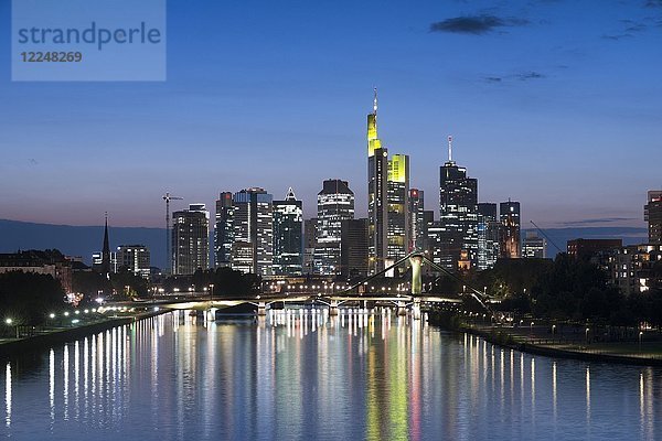 Skyline mit Main in der Abenddämmerung  Frankfurt am Main  Hessen  Deutschland  Europa