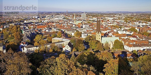 Stadtansicht mit Neustädter Marienkirche von der Sparrenburg  Bielefeld  Ostwestfalen-Lippe  Nordrhein-Westfalen  Deutschland  Europa