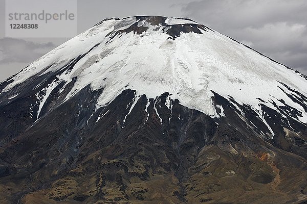 Schneebedeckter Gipfel des Vulkans Parinacota im Grenzgebiet von Chile und Bolivien  Chile  Südamerika