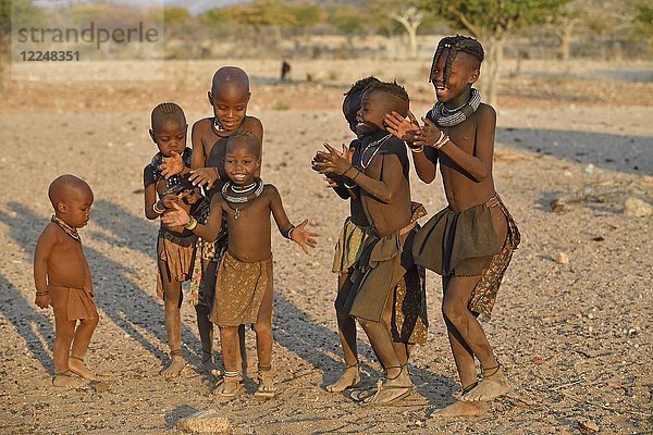 Singende und tanzende glückliche Himbakinders  Kaokoveld  Kunene  Namibia  Afrika