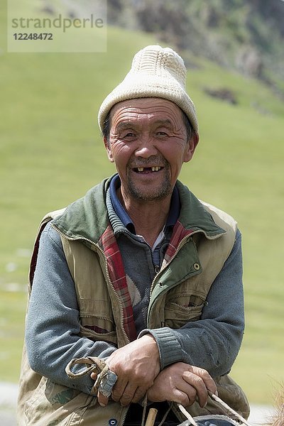 Kirgisischer Reiter  Straße zum Song-Kol-See  Provinz Naryn  Kirgisistan  Zentralasien  Asien