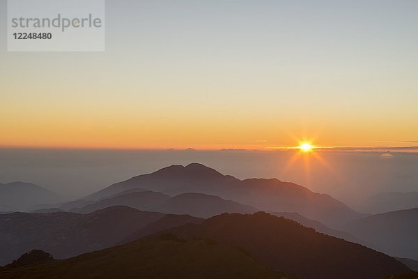 Sonnenuntergang über den Hehuanshan-Bergen  Nantou  Taiwan  China  Asien