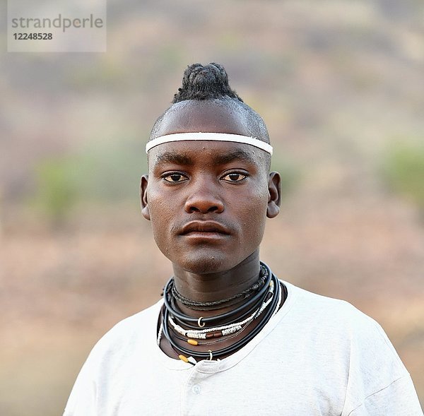 Junger Himba-Mann  Porträt  Kaokoveld  Namibia  Afrika