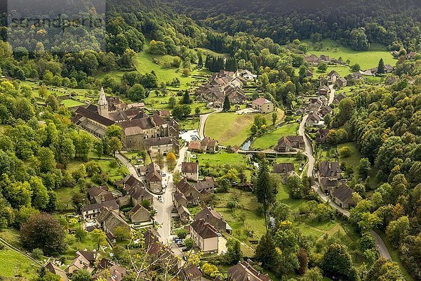 Blick auf Baume-les-Messieurs  Departement Jura  Bourgogne-Franche-Comté  Frankreich  Europa