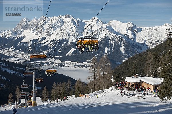 Skilift am Hauser Kaibling  Dachsteinmassiv und Ennstal im Nebel  Region Schladming Dachstein  Ski amade'  Schladming  Steiermark  Österreich  Europa
