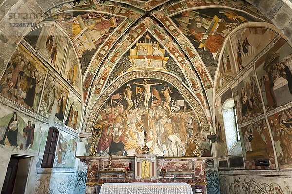 Berühmte Kreuzigungsgruppe von Hans Clemer  Fresko im Chor  Pfarrkirche der Chiesa Parocchiale  Elva  Provinz Cuneo  Piemont  Italien  Europa