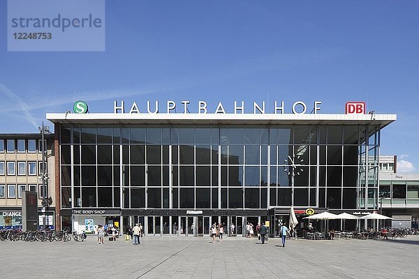 Hauptbahnhof und Bahnhofsvorplatz  Köln  Nordrhein-Westfalen  Deutschland  Europa