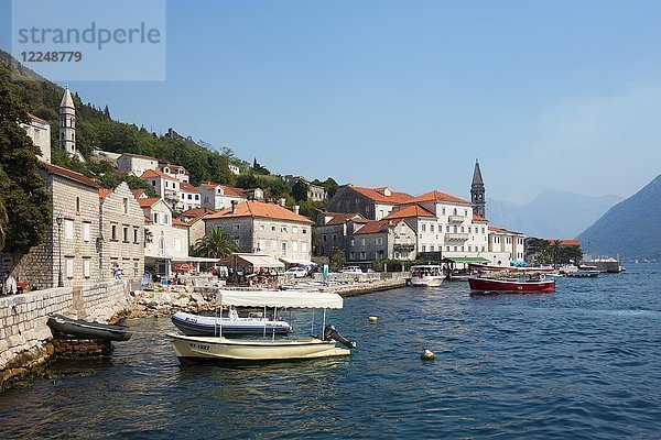 Hafen  Perast  Bucht von Kotor  Montenegro  Europa