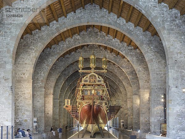 Replik einer Rudergaleere aus dem 16. Jahrhundert  Schifffahrtsmuseum Museu Marítim  Barcelona  Katalonien  Spanien  Europa