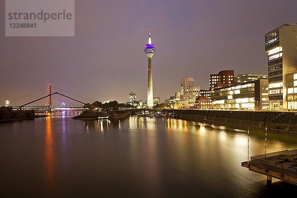 Medienhafen mit Rheinturm und Gehry-Gebäuden in der Morgendämmerung  Düsseldorf  Nordrhein-Westfalen  Deutschland  Europa
