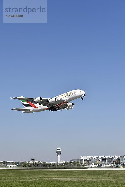 Emirates Airlines  Airbus A380-800  Start  Startbahn Süd mit Tower und München Airport Center  Flughafen München  Deutschland  Europa