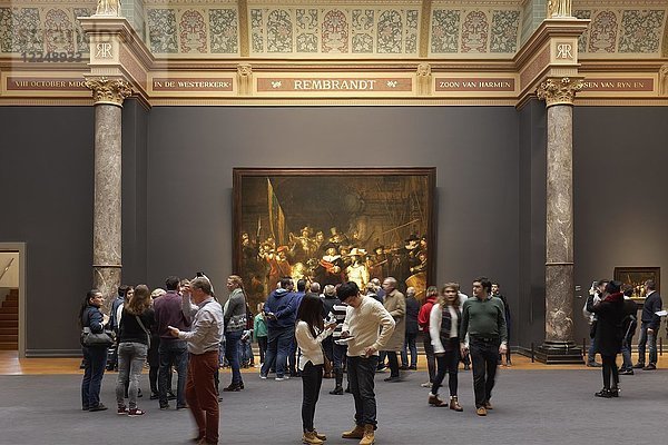 Museumsbesucher vor der Nachtwache von Rembrandt  Rijksmuseum  Amsterdam  Holland  Niederlande