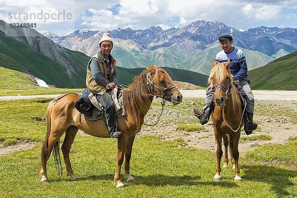 Zwei kirgisische Reiter  Straße zum Song-Kol-See  Provinz Naryn  Kirgisistan  Zentralasien  Asien