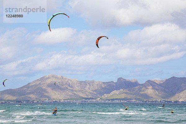 Kitesurfen auf den Wellen des Meeres  Strand von Alcudia  Mallorca  Balearische Inseln  Spanien  Europa