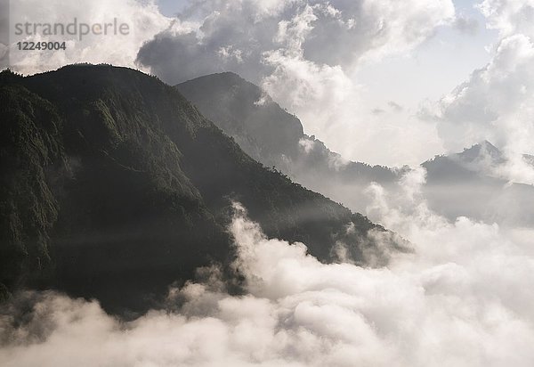 Berghänge über dem Wolkenmeer  Nantou  Taiwan  China  Asien