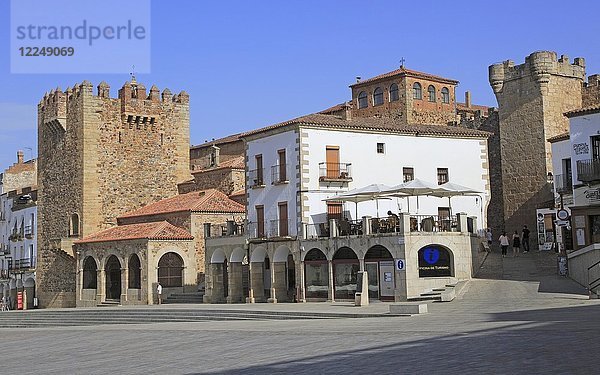 Turm Torre de Bujaco auf der Plaza Mayor  Caceres  Extremadura  Spanien  Europa