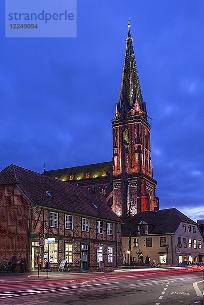 Neogotische Nicolaikirche  bunt beleuchtet zur Weihnachtszeit  vor alten Bürgerhäusern  Lüneburg  Niedersachsen  Deutschland  Europa