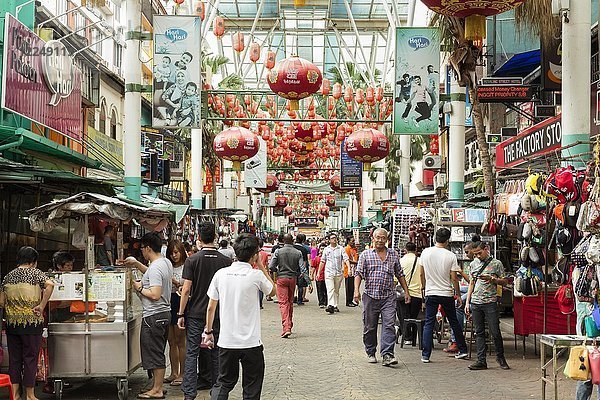 Menschen gehen auf der Petaling Street in Chinatown  Kuala Lumpur  Malaysia  Asien