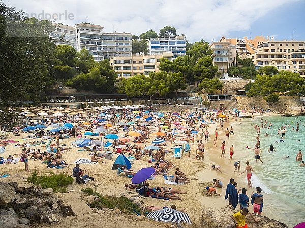 Überfüllter Strand auf Mallorca  Bendinat  Region Palma de Mallorca  Mallorca  Balearische Inseln  Spanien  Europa
