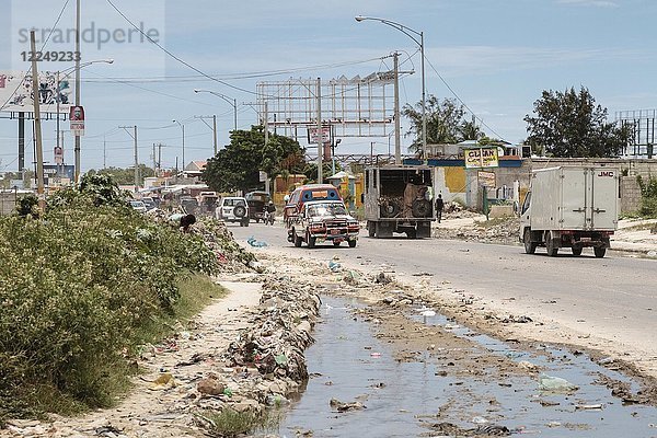 Plastikmüll  Straßenmüll  Karibik  Port-au-Prince  Ouest  Haiti  Mittelamerika
