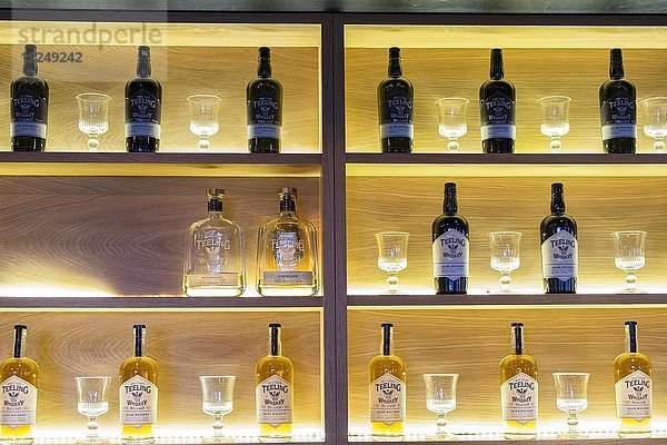 Teeling Whiskey  Regal mit Whiskey-Flaschen und -Gläsern  Destillerie  Dublin  Irland  Europa