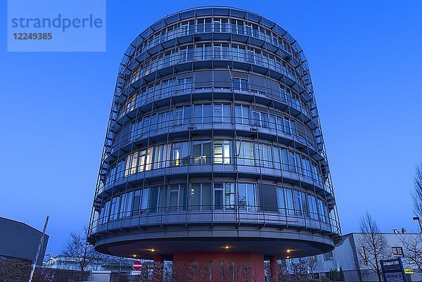 Modernes Bürogebäude in der Morgendämmerung  Nürnberg  Mittelfranken  Bayern  Deutschland  Europa