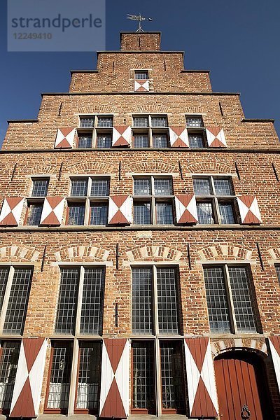 Spätgotisches Rathaus  auch bekannt als das Haus der armen Mägde  Xanten  Niederrhein  Nordrhein-Westfalen  Deutschland  Europa