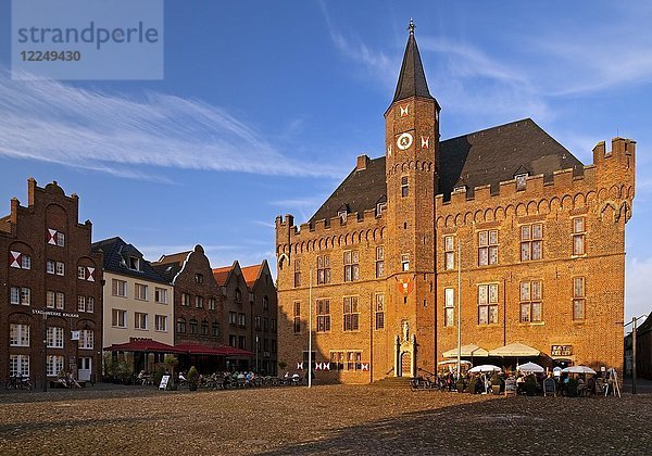 Gotisches Rathaus  Rathausplatz  Kalkar  Niederrhein  Nordrhein-Westfalen  Deutschland  Europa