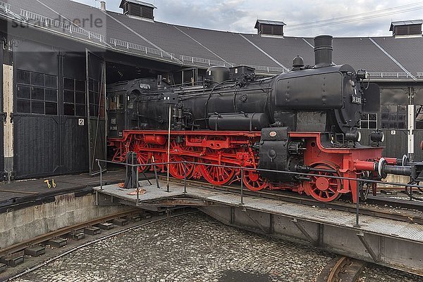 Lokomotive 38 2383 Baujahr 1918 für Personenzug  geschoben von einer Rangierlokomotive in den Lokschuppen  Deutsches Dampflokmuseum  Neuenmarkt  Oberfranken  Bayern  Deutschland  Europa