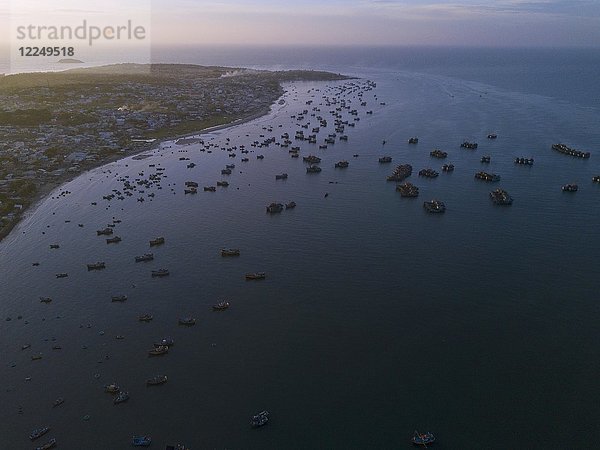 Hunderte von Fischerbooten kehren in der Morgendämmerung an den Strand zurück  Luftaufnahme  Meer bei Mui Ne  Vietnam  Asien