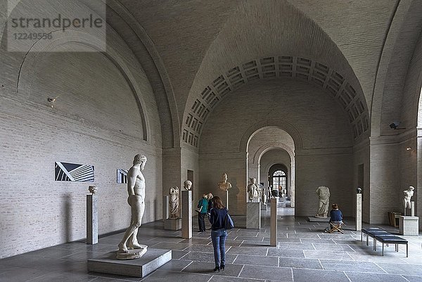 Innenansicht des Ausstellungsraums der Glyptothek  München  Oberbayern  Deutschland  Europa