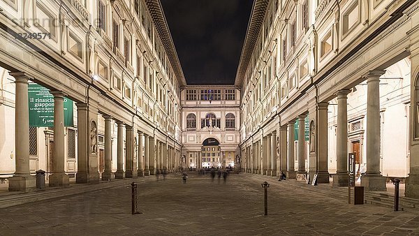 Uffizien-Galerie bei Nacht  Florenz  Italien  Europa