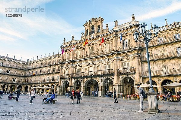 Platz Plaza Mayor  Rathaus  Salamanca  Kastilien und Leon  Spanien  Europa