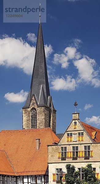 Rathaus mit Kirche St. Christophorus  Werne  Ruhrgebiet  Nordrhein-Westfalen  Deutschland  Europa