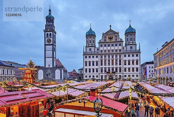 Weihnachtsmarkt  Perlachturm und Rathaus  Rathausplatz  in der Abenddämmerung  Augsburg  Schwaben  Bayern  Deutschland  Europa
