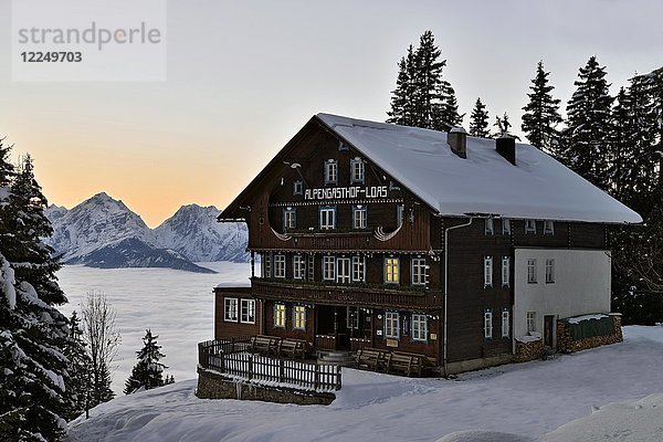 Alpengasthof Loas in einer Winterlandschaft in der Abenddämmerung  Schwaz  Tirol  Österreich  Europa