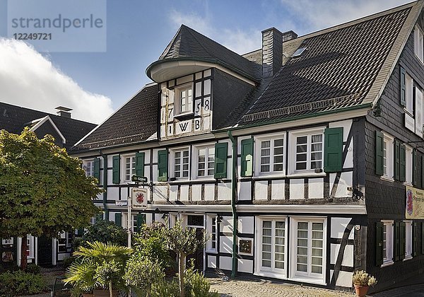 Traditionelles Fachwerkhaus  Restaurant Bergischer Löwe  Wermelskirchen  Bergisches Land  Nordrhein-Westfalen  Deutschland  Europa