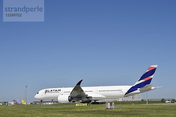 Latam  Airbus A350-900  rollt vom Terminal 1 zur Startbahn  Flughafen München  Deutschland  Europa