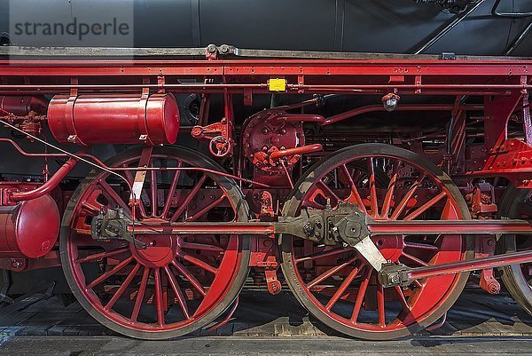 Antriebsräder der 39 230  erste Lokomotive alter Bauart in einem ehemaligen Bahnbetriebswerk  Bayern  Deutschland  Europa *** WICHTIG: Bei Veröffentlichung des Namens Deutsches Dampflokomotiv-Museum ***